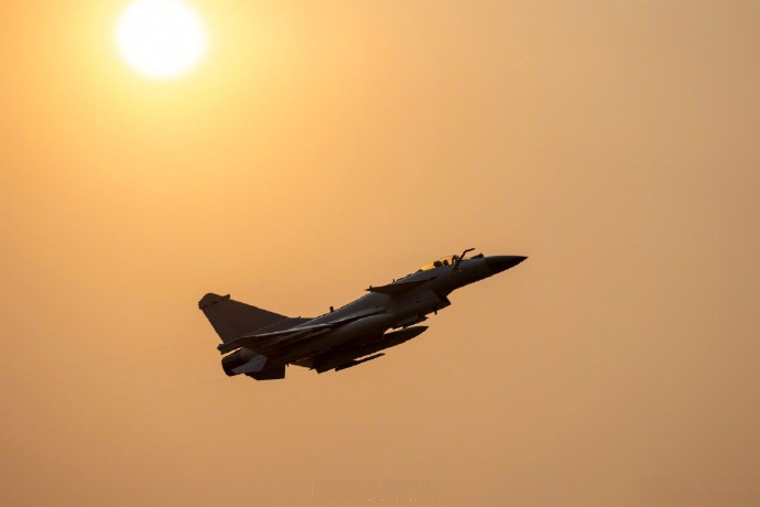 九游体育注册入口关于赛地聚焦——荷甲国际比赛日热度飙升，塞维利亚强势反弹，引发热议，训练强度明显提升的信息